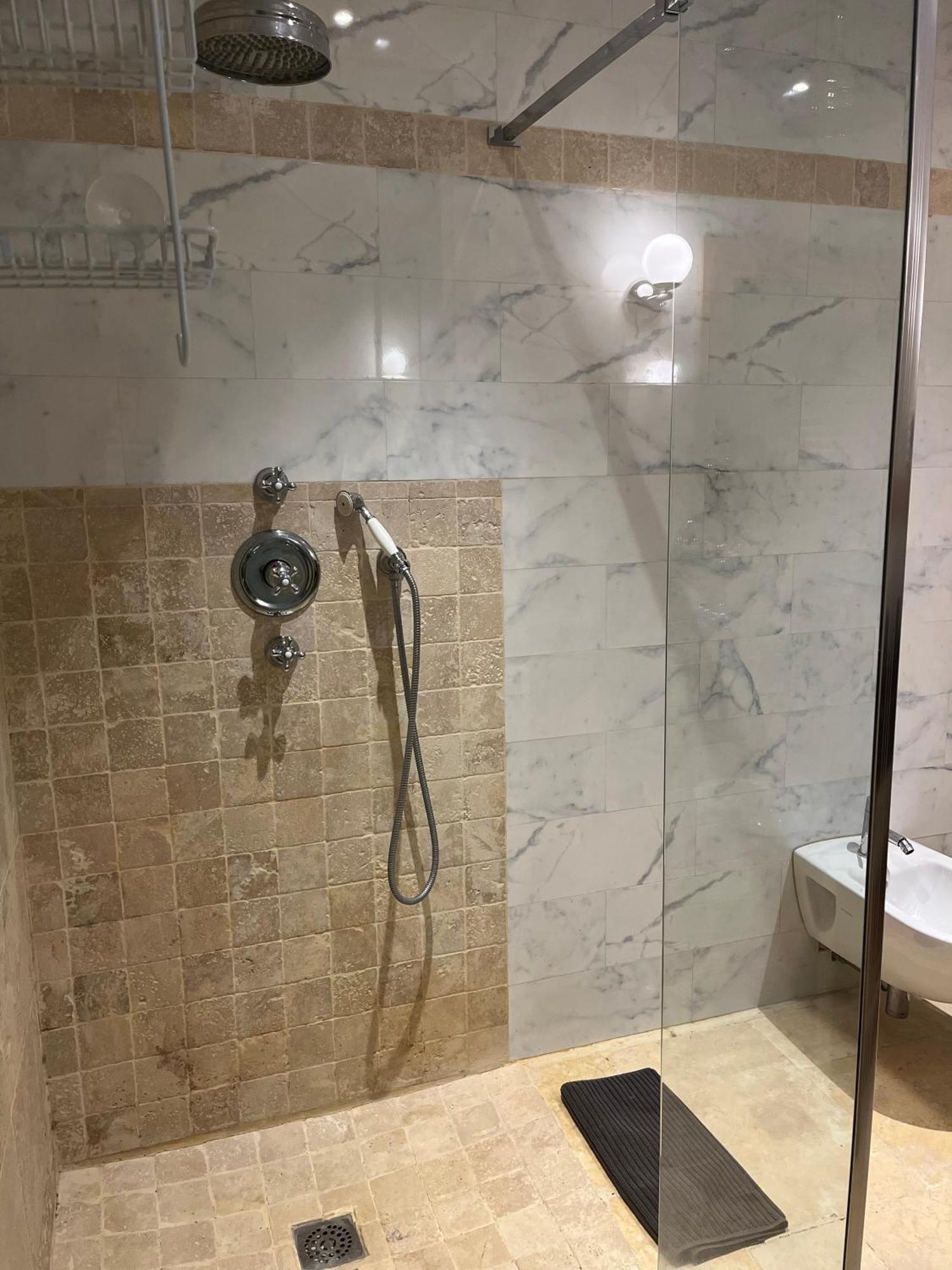 مبيت وإفطار آرْلْ Grand Tamaris Hosting المظهر الخارجي الصورة